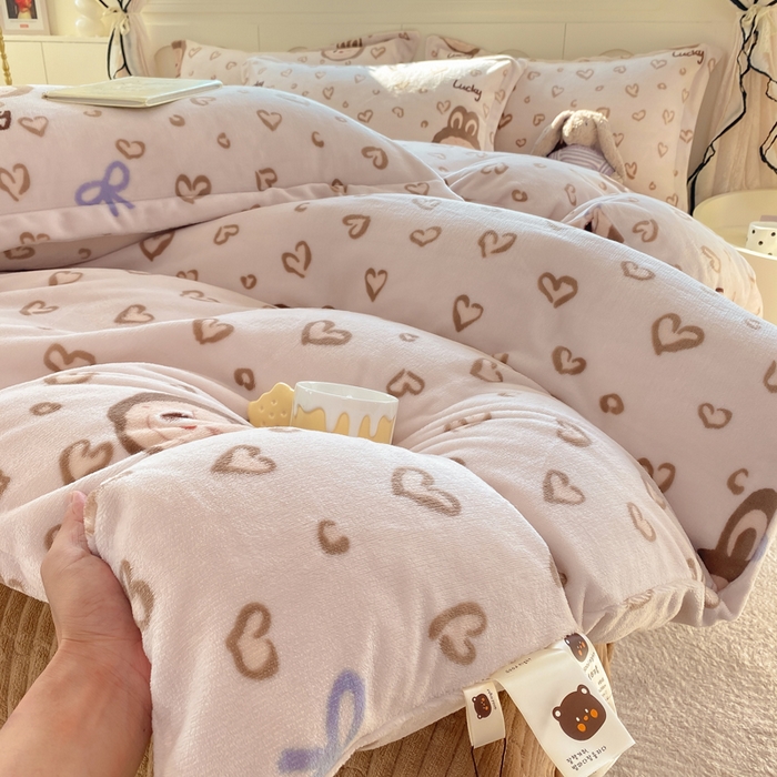 91家纺网 家纺一手货源 找家纺 豫见家纺 2025新款高克重牛奶绒夹棉床盖四件套 淘气兔