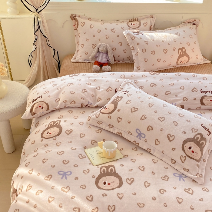 91家纺网 家纺一手货源 找家纺 豫见家纺 2025新款高克重牛奶绒夹棉床盖四件套 淘气兔