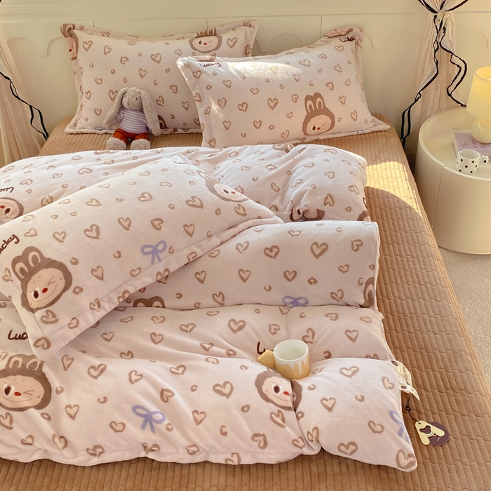 91家纺网 家纺一手货源 找家纺 豫见家纺 2025新款高克重牛奶绒夹棉床盖四件套 淘气兔