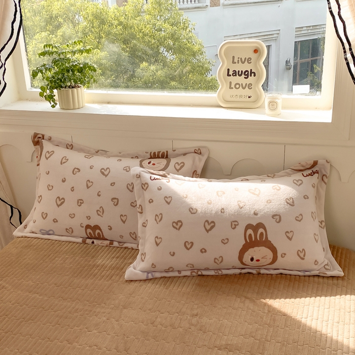 91家纺网 家纺一手货源 找家纺 豫见家纺 2025新款高克重牛奶绒夹棉床盖四件套 淘气兔