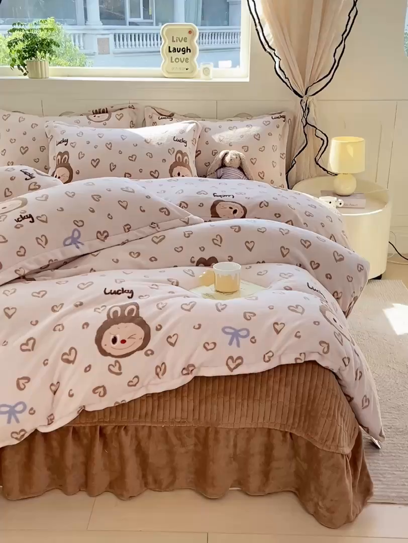 91家纺网 家纺一手货源 找家纺 豫见家纺 2025新款高克重牛奶绒夹棉床盖四件套 淘气兔