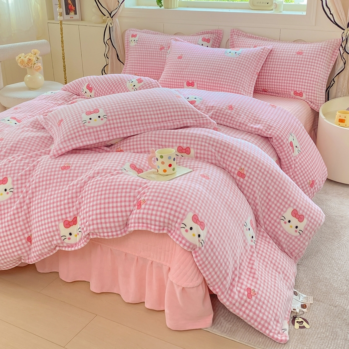 91家纺网 家纺一手货源 找家纺 豫见家纺 2025新款高克重牛奶绒夹棉床盖四件套 甜心凯蒂-粉