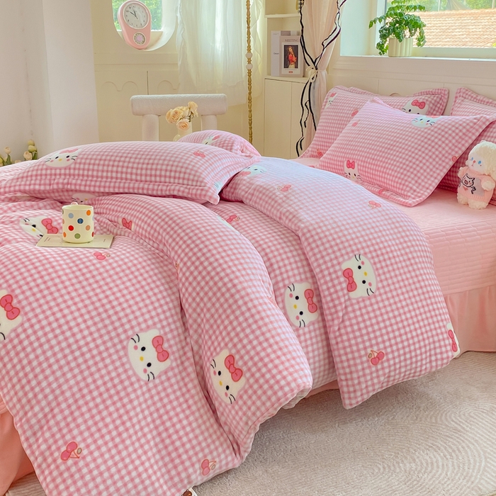 91家纺网 家纺一手货源 找家纺 豫见家纺 2025新款高克重牛奶绒夹棉床盖四件套 甜心凯蒂-粉