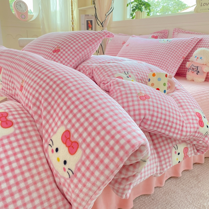 91家纺网 家纺一手货源 找家纺 豫见家纺 2025新款高克重牛奶绒夹棉床盖四件套 甜心凯蒂-粉