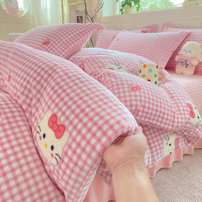 91家纺网 家纺一手货源 找家纺 豫见家纺 2025新款高克重牛奶绒夹棉床盖四件套 甜心凯蒂-粉