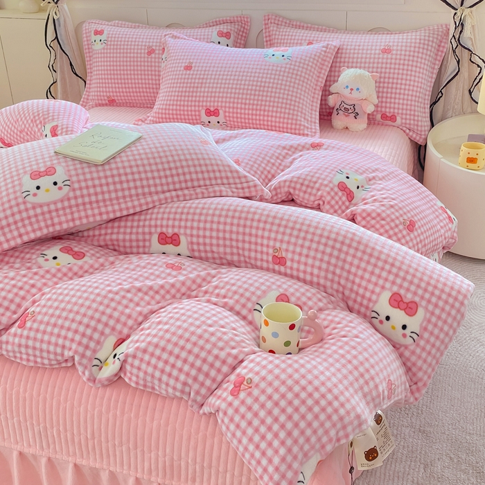 91家纺网 家纺一手货源 找家纺 豫见家纺 2025新款高克重牛奶绒夹棉床盖四件套 甜心凯蒂-粉