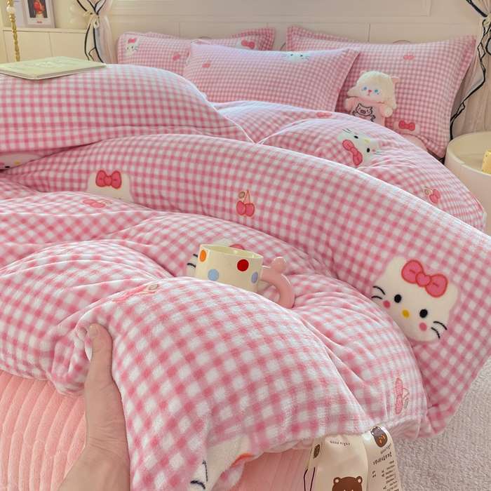 91家纺网 家纺一手货源 找家纺 豫见家纺 2025新款高克重牛奶绒夹棉床盖四件套 甜心凯蒂-粉