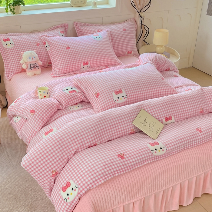 91家纺网 家纺一手货源 找家纺 豫见家纺 2025新款高克重牛奶绒夹棉床盖四件套 甜心凯蒂-粉