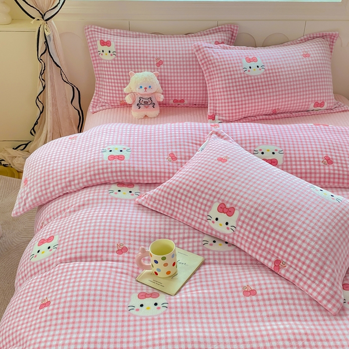 91家纺网 家纺一手货源 找家纺 豫见家纺 2025新款高克重牛奶绒夹棉床盖四件套 甜心凯蒂-粉