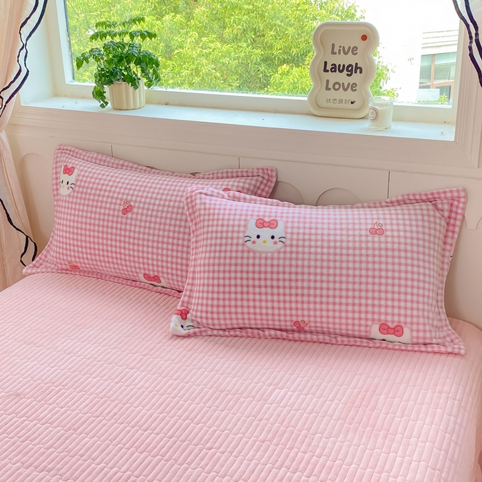 91家纺网 家纺一手货源 找家纺 豫见家纺 2025新款高克重牛奶绒夹棉床盖四件套 甜心凯蒂-粉