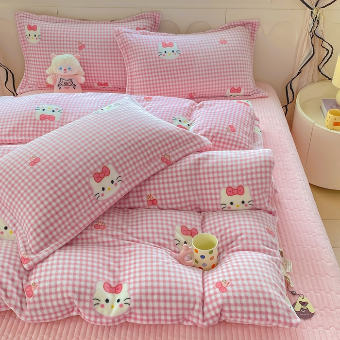 91家纺网 家纺一手货源 找家纺 豫见家纺 2025新款高克重牛奶绒夹棉床盖四件套 甜心凯蒂-粉