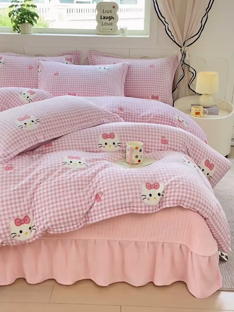 91家纺网 家纺一手货源 找家纺 豫见家纺 2025新款高克重牛奶绒夹棉床盖四件套 甜心凯蒂-粉
