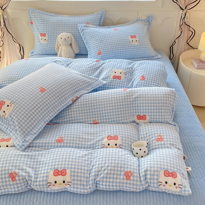 91家纺网 家纺一手货源 找家纺 豫见家纺 2025新款高克重牛奶绒夹棉床盖四件套 甜心凯蒂-蓝