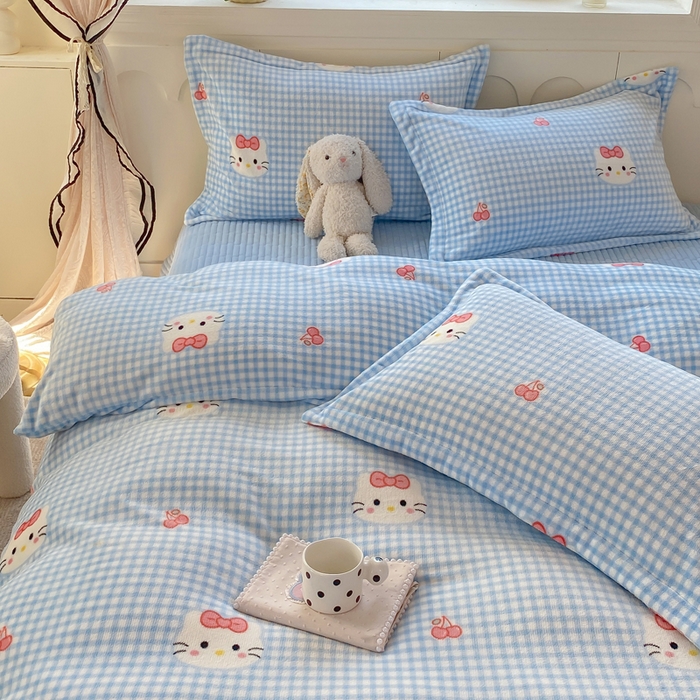 91家纺网 家纺一手货源 找家纺 豫见家纺 2025新款高克重牛奶绒夹棉床盖四件套 甜心凯蒂-蓝