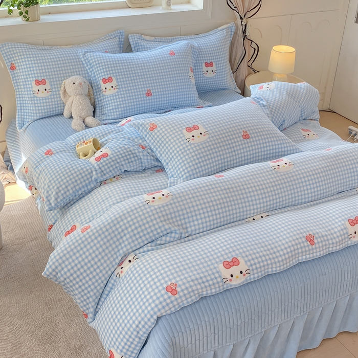 91家纺网 家纺一手货源 找家纺 豫见家纺 2025新款高克重牛奶绒夹棉床盖四件套 甜心凯蒂-蓝