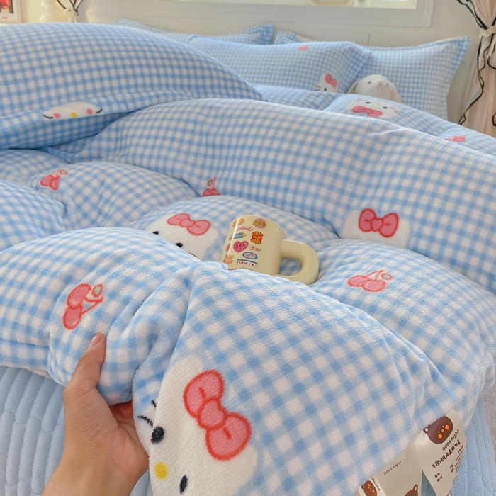 91家纺网 家纺一手货源 找家纺 豫见家纺 2025新款高克重牛奶绒夹棉床盖四件套 甜心凯蒂-蓝