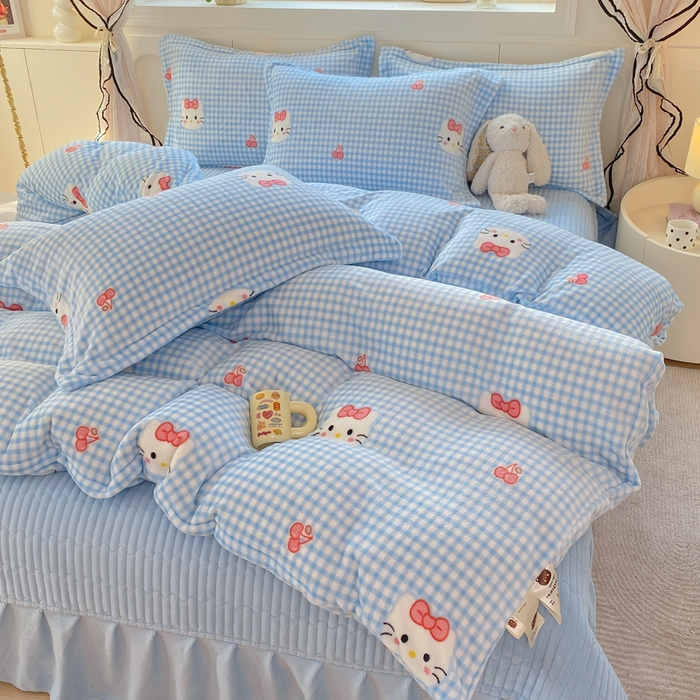 91家纺网 家纺一手货源 找家纺 豫见家纺 2025新款高克重牛奶绒夹棉床盖四件套 甜心凯蒂-蓝