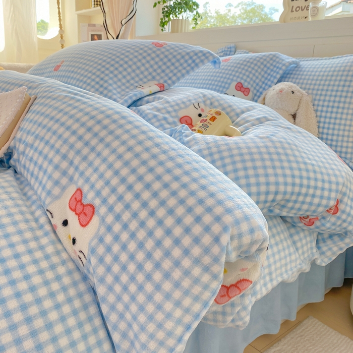 91家纺网 家纺一手货源 找家纺 豫见家纺 2025新款高克重牛奶绒夹棉床盖四件套 甜心凯蒂-蓝