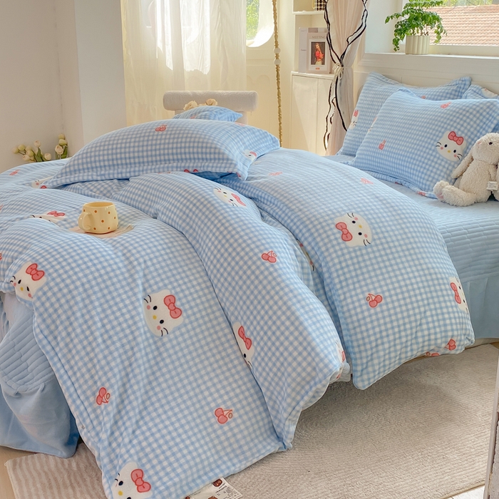 91家纺网 家纺一手货源 找家纺 豫见家纺 2025新款高克重牛奶绒夹棉床盖四件套 甜心凯蒂-蓝