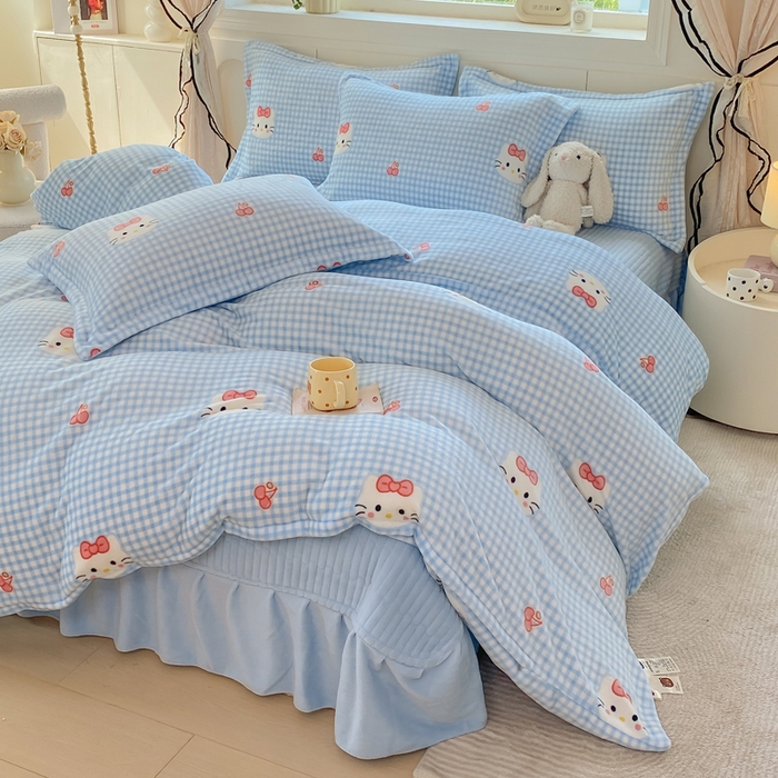 91家纺网 家纺一手货源 找家纺 豫见家纺 2025新款高克重牛奶绒夹棉床盖四件套 甜心凯蒂-蓝