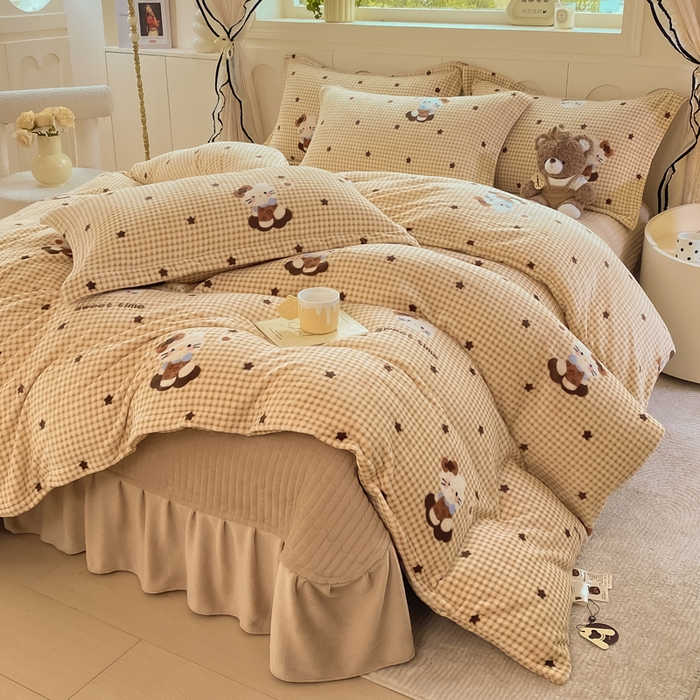 91家纺网 家纺一手货源 找家纺 豫见家纺 2025新款高克重牛奶绒夹棉床盖四件套 甜心凯蒂-棕