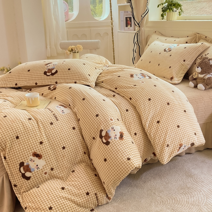 91家纺网 家纺一手货源 找家纺 豫见家纺 2025新款高克重牛奶绒夹棉床盖四件套 甜心凯蒂-棕