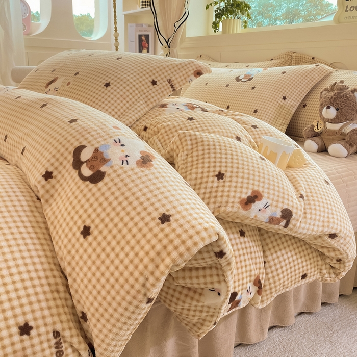 91家纺网 家纺一手货源 找家纺 豫见家纺 2025新款高克重牛奶绒夹棉床盖四件套 甜心凯蒂-棕