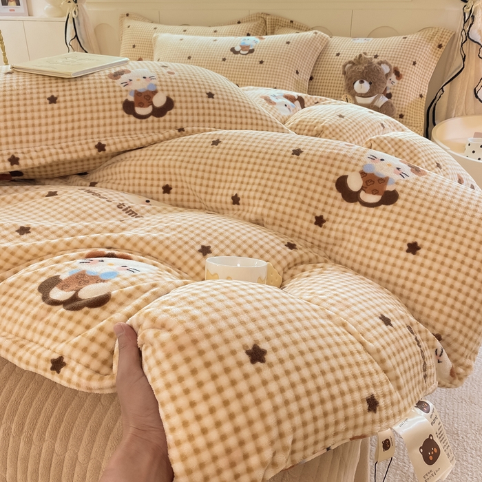 91家纺网 家纺一手货源 找家纺 豫见家纺 2025新款高克重牛奶绒夹棉床盖四件套 甜心凯蒂-棕