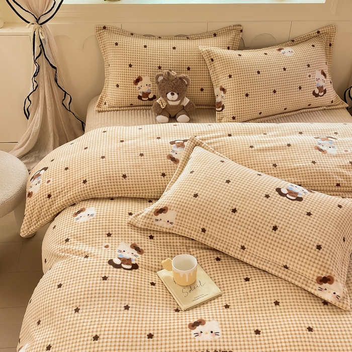 91家纺网 家纺一手货源 找家纺 豫见家纺 2025新款高克重牛奶绒夹棉床盖四件套 甜心凯蒂-棕