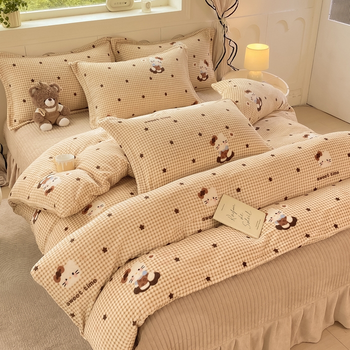 91家纺网 家纺一手货源 找家纺 豫见家纺 2025新款高克重牛奶绒夹棉床盖四件套 甜心凯蒂-棕