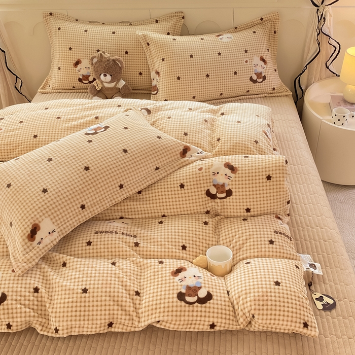 91家纺网 家纺一手货源 找家纺 豫见家纺 2025新款高克重牛奶绒夹棉床盖四件套 甜心凯蒂-棕