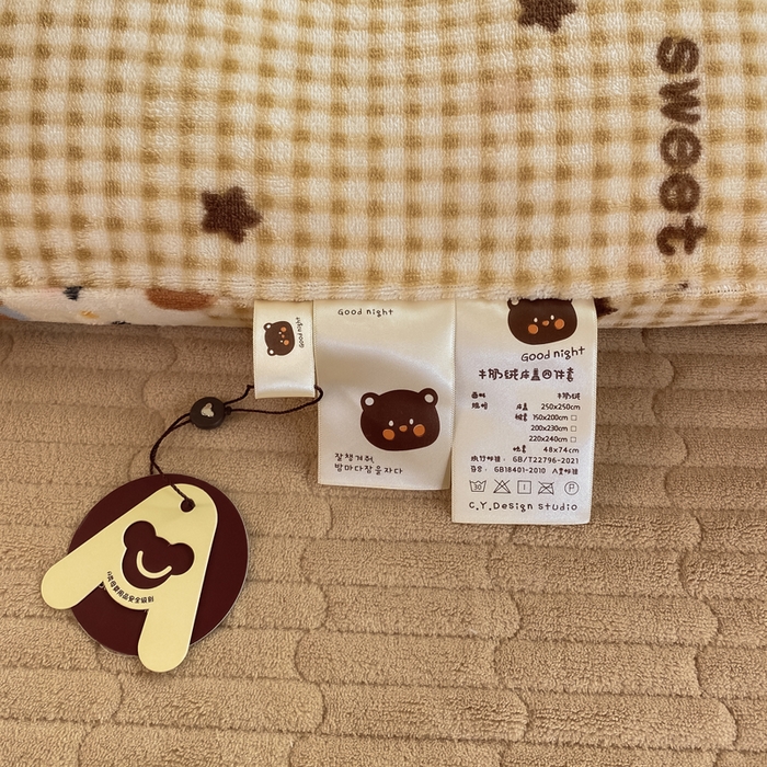 91家纺网 家纺一手货源 找家纺 豫见家纺 2025新款高克重牛奶绒夹棉床盖四件套 甜心凯蒂-棕