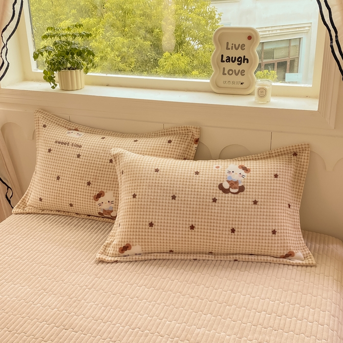 91家纺网 家纺一手货源 找家纺 豫见家纺 2025新款高克重牛奶绒夹棉床盖四件套 甜心凯蒂-棕