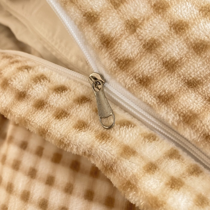 91家纺网 家纺一手货源 找家纺 豫见家纺 2025新款高克重牛奶绒夹棉床盖四件套 甜心凯蒂-棕