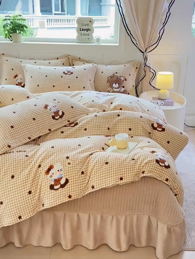91家纺网 家纺一手货源 找家纺 豫见家纺 2025新款高克重牛奶绒夹棉床盖四件套 甜心凯蒂-棕