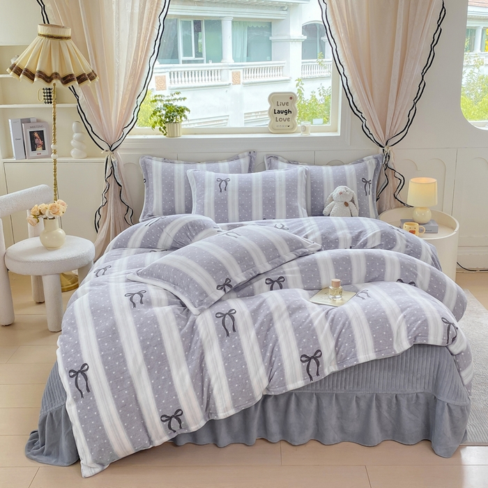 91家纺网 家纺一手货源 找家纺 豫见家纺 2025新款高克重牛奶绒夹棉床盖四件套 条纹蝴蝶结