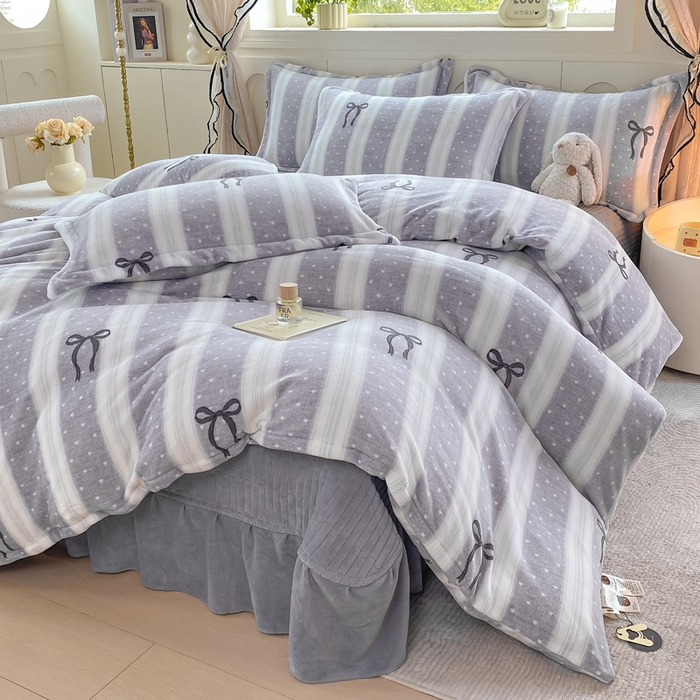 91家纺网 家纺一手货源 找家纺 豫见家纺 2025新款高克重牛奶绒夹棉床盖四件套 条纹蝴蝶结
