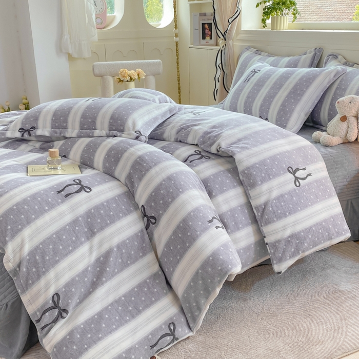 91家纺网 家纺一手货源 找家纺 豫见家纺 2025新款高克重牛奶绒夹棉床盖四件套 条纹蝴蝶结