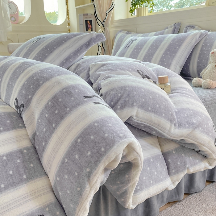 91家纺网 家纺一手货源 找家纺 豫见家纺 2025新款高克重牛奶绒夹棉床盖四件套 条纹蝴蝶结