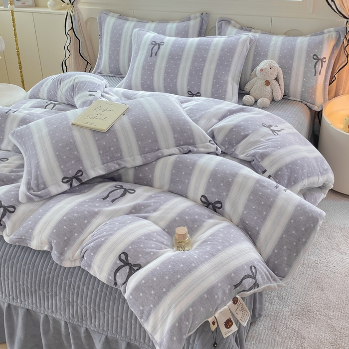 91家纺网 家纺一手货源 找家纺 豫见家纺 2025新款高克重牛奶绒夹棉床盖四件套 条纹蝴蝶结