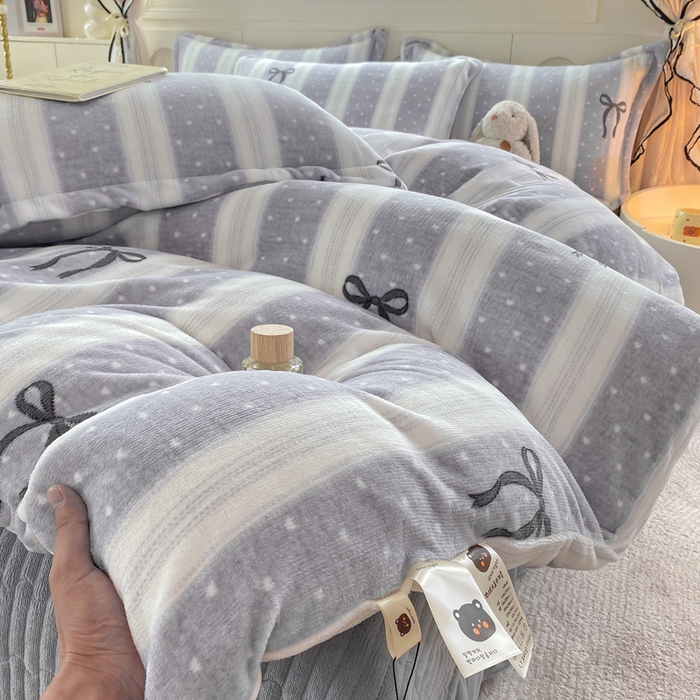 91家纺网 家纺一手货源 找家纺 豫见家纺 2025新款高克重牛奶绒夹棉床盖四件套 条纹蝴蝶结