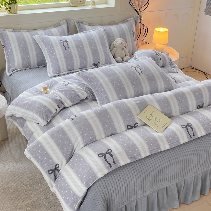 91家纺网 家纺一手货源 找家纺 豫见家纺 2025新款高克重牛奶绒夹棉床盖四件套 条纹蝴蝶结