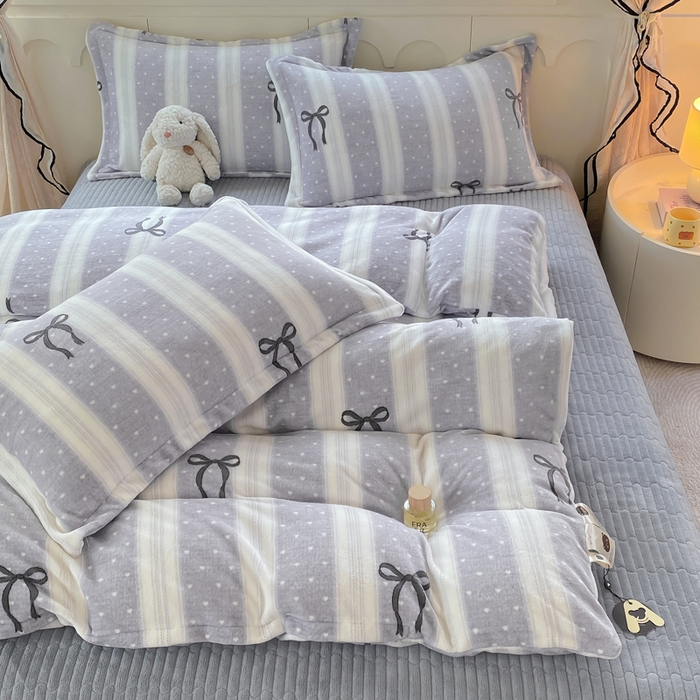 91家纺网 家纺一手货源 找家纺 豫见家纺 2025新款高克重牛奶绒夹棉床盖四件套 条纹蝴蝶结