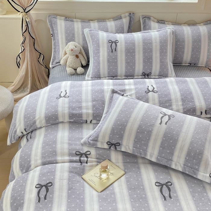 91家纺网 家纺一手货源 找家纺 豫见家纺 2025新款高克重牛奶绒夹棉床盖四件套 条纹蝴蝶结