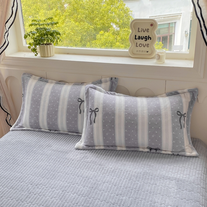 91家纺网 家纺一手货源 找家纺 豫见家纺 2025新款高克重牛奶绒夹棉床盖四件套 条纹蝴蝶结