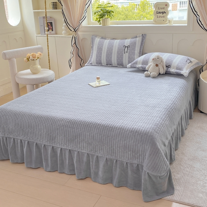 91家纺网 家纺一手货源 找家纺 豫见家纺 2025新款高克重牛奶绒夹棉床盖四件套 条纹蝴蝶结