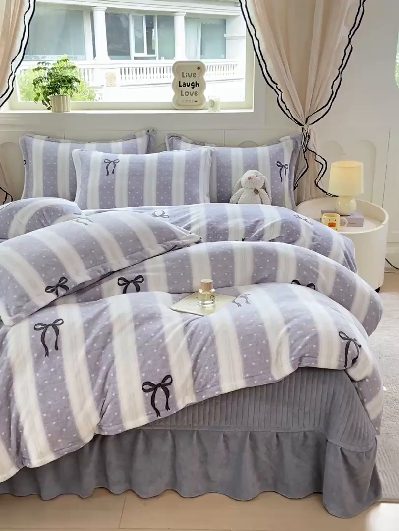 91家纺网 家纺一手货源 找家纺 豫见家纺 2025新款高克重牛奶绒夹棉床盖四件套 条纹蝴蝶结