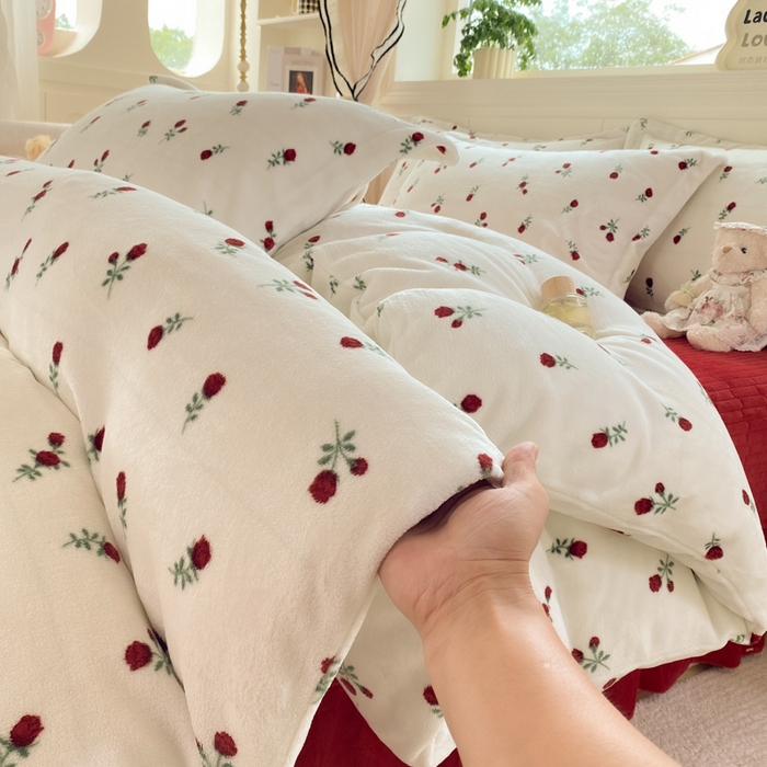 91家纺网 家纺一手货源 找家纺 豫见家纺 2025新款高克重牛奶绒夹棉床盖四件套 小玫瑰