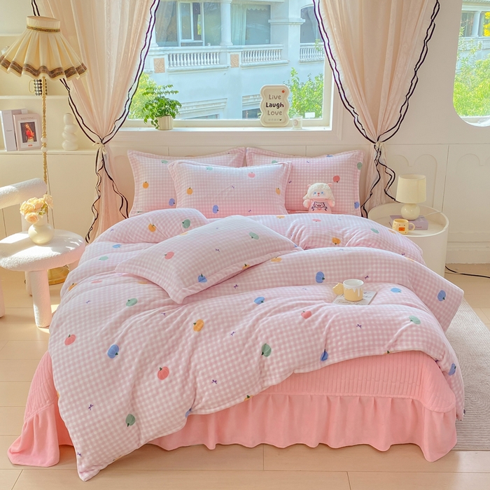 91家纺网 家纺一手货源 找家纺 豫见家纺 2025新款高克重牛奶绒夹棉床盖四件套 小南瓜粉