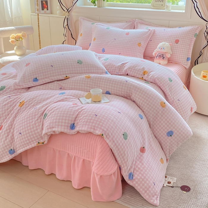 91家纺网 家纺一手货源 找家纺 豫见家纺 2025新款高克重牛奶绒夹棉床盖四件套 小南瓜粉